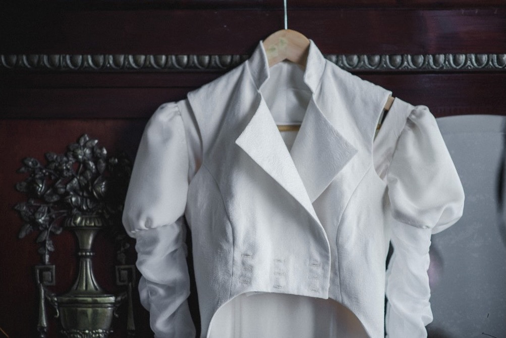 Vestido de novia en una percha colgando de un armario